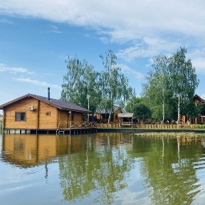 Дом с бассейном и банней на озере Мартышев. Киев. Осокорки.