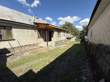 Будиночок біля річки