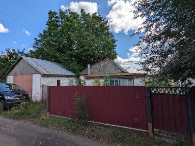 Будинок в Хацьках з великим гаражем-майстернею, є світло, газ та вода