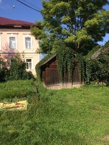 Продам затишну теплу квартиру в центрі селища.