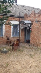 Хата, поруч з центром