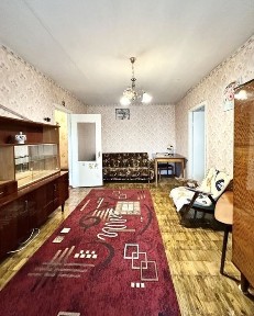 Продаж двокімнатної квартири в центрі на другому поверсі!