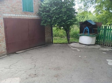 Заповідна зона. Добротний будинок, велика земельна ділянка.