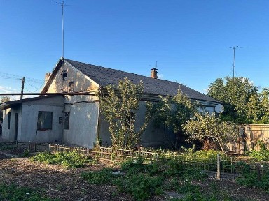 Продається будинок із земельною ділянкою