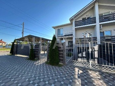 Задається 3-поверховий дуплекс у Гатному