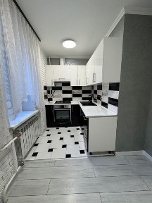 Продаж двокімнатної квартири по вул Зерова з ремонтом