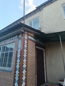 Продається 2-ох поверхова квартира з господарськими будівлями