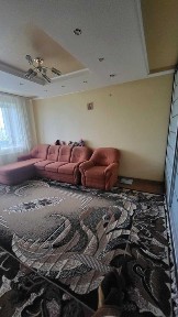 Продається 2-кімнатна квартира з індивідуальним опаленням.