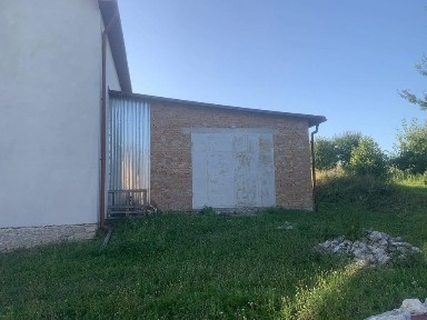 Окремий будинок в с. Байківці та земельна ділянка