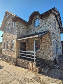 будинок для комфортного життя : паркомісце, краєвид, затишок