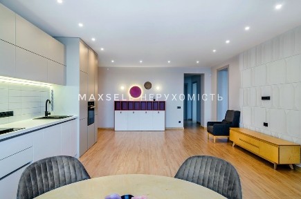 Продам квартиру з дизайнерським ремоном в центрі в новобудові