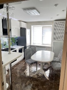 Продається затишна квартира з гаражом та підвалом, Центр міста