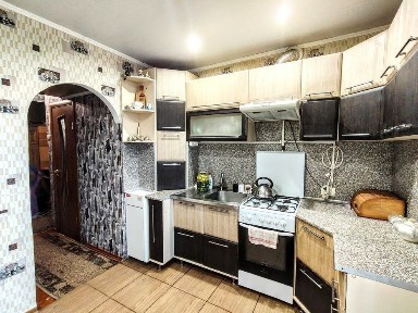 Велика трикімнатна квартира з автономним опаленням в районі цукрового