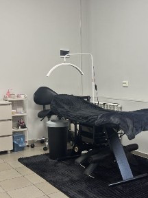 кушетка та стіл з дзеркалом. Центр. Фасад.