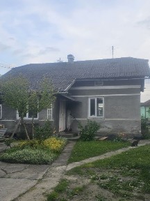 Продається будинок з господарськими будівлями