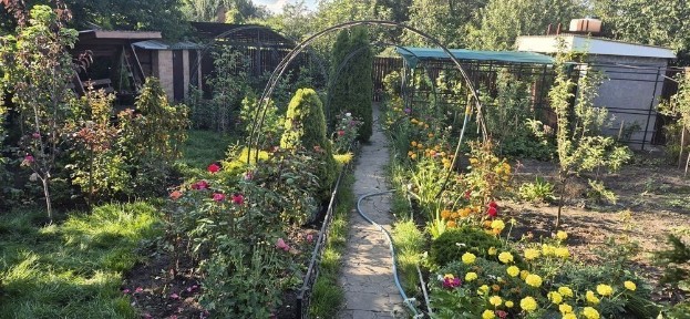 Продам шикарну дачу в якій можна жити поруч блакитні озера