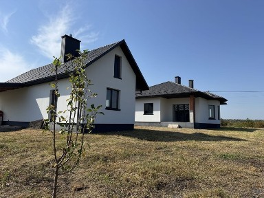 Новий будинок в новому р-ні поблизу міста