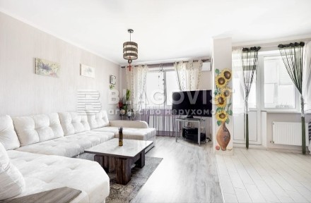 У передмісті Києва, ЖК “Смарагдове Місто”, Нові Петрівці