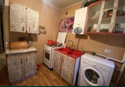 Продаж 2 кім на пл. Визволення ( Захисників України)