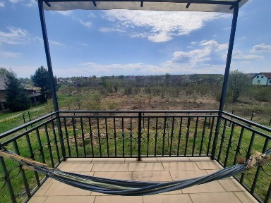 Здається просторий будинок