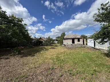 Земельна ділянка 7 сотих та будинок під реконструкцію. Спальний район.