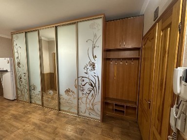 Продаж трикімнатної сталінки на Сухому фонтані з меблями та технікою