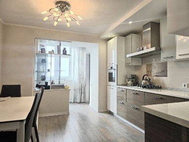 Продається простора 3 кімнатна квартира на Канаді