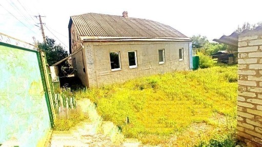 В м. Дергачі пропонується на продаж цегляний будинок мансардного типу
