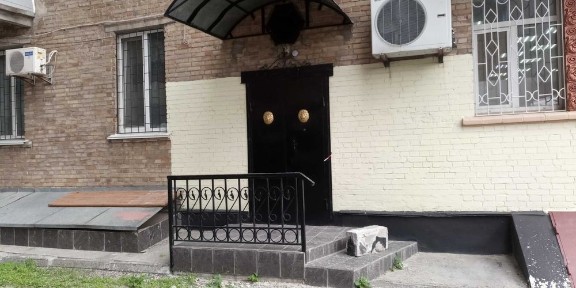 90 м Коновальця/Щорса цоколь з вікнами - метро Печерська - є варіанти