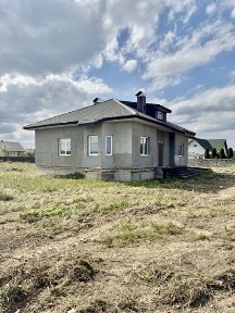 Добротний будинок з великою земельною ділянкою в с. Старий Лисець.