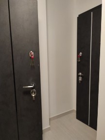 Велика квартира поділена на дві частини з окремими входами