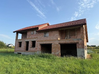 Продається житловий будинок з будівлею господарського призначення