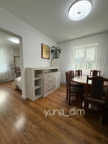 Просторий будинок з альтанкою та молодим садом