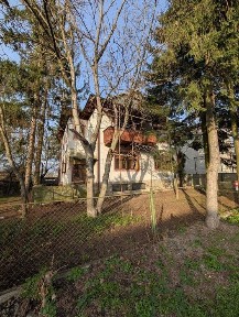 Великий будинок із землею, гаражем на початку міста RR