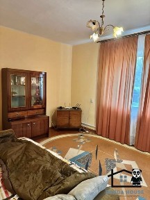 Продається цегляний будинок у затишному районі міста.