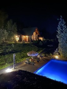 Продається будинок з двома басейнами та зі своїм озером.