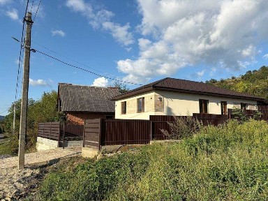 Одноповерховий будинок для сім'ї.