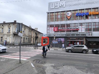 Продам квартиру в центрі міста Стрий вхід і вікна виходять на ТЦ 