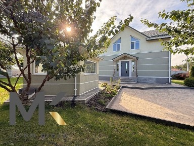 Будинок з красивим ремонтом для сімʼї. Макарів