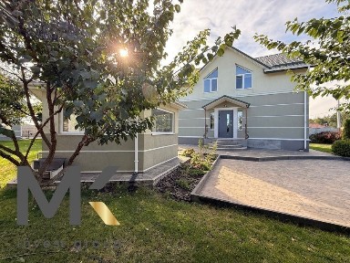 Будинок з красивим ремонтом для сімʼї. Макарів