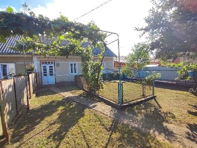 Продається будинок на вул. Учительська (Садгора), 8 соток землі