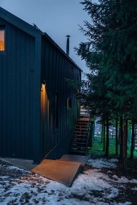 Будиночок в горах з чаном на терасі та басейном на території