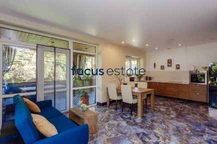 Автономний будинок з басейном та бомбосховищем під Києвом!