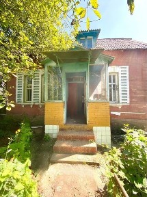 Продам двоповерховий будинок в центрі міста.