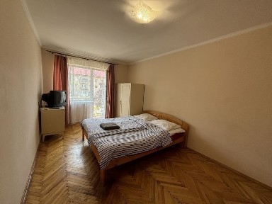 Однокімнатна квартира подобово біля собору