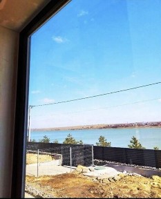 Двоповерховий будинок твоєї мрії на березі лимана