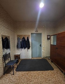 Простора дворівнева квартира з автономним опаленням