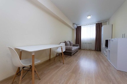 Подобово-простора і комфортна двокімнатна біля метро. Є власне укриття!