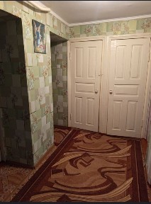 Продам 3 - кімнатну квартиру в тихому районі.