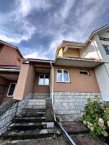 Продається котедж у центрі Острога, поруч з Острозькою академією!